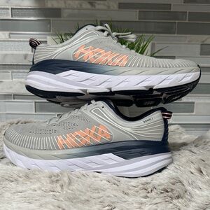 Woman’s Hoka One One Bondi 7 Gray Running
Walking Sneakers Size 9